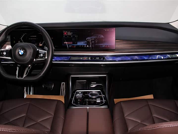 Фото 13 - BMW 7 Series