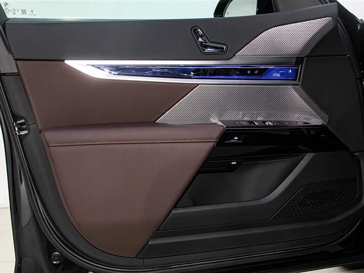 Фото 16 - BMW 7 Series