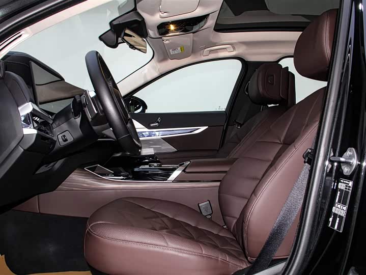 Фото 23 - BMW 7 Series