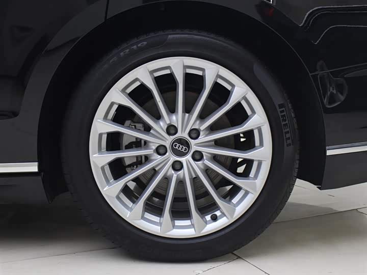 Фото 19 - Audi A8