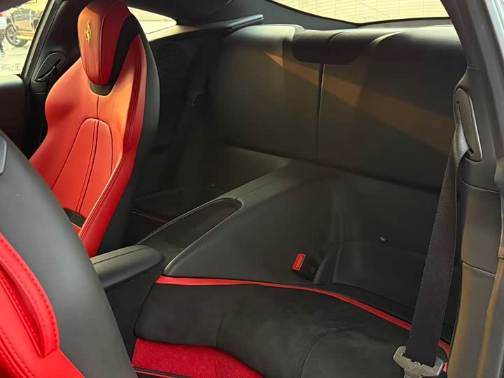 Фото 10 - Ferrari Roma