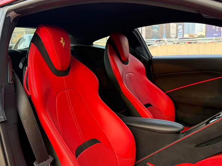 Фото 12 - Ferrari Roma