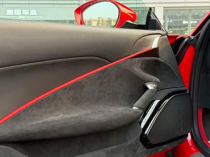 Фото 8 - Ferrari Roma