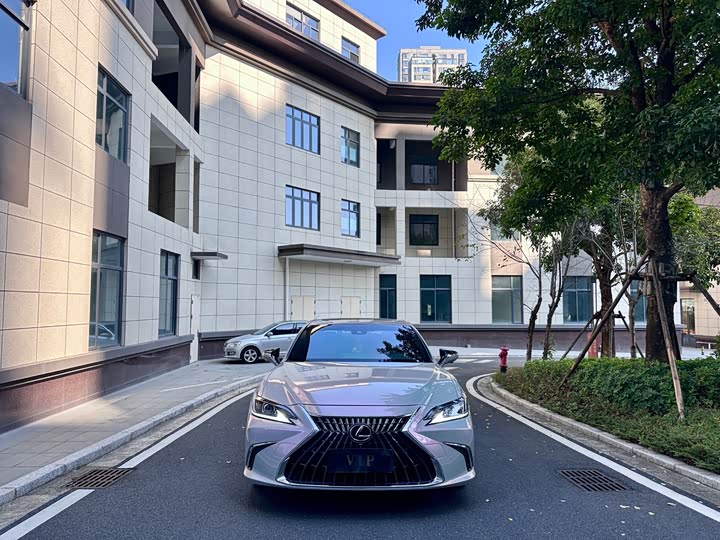 Фото 1 - Lexus ES