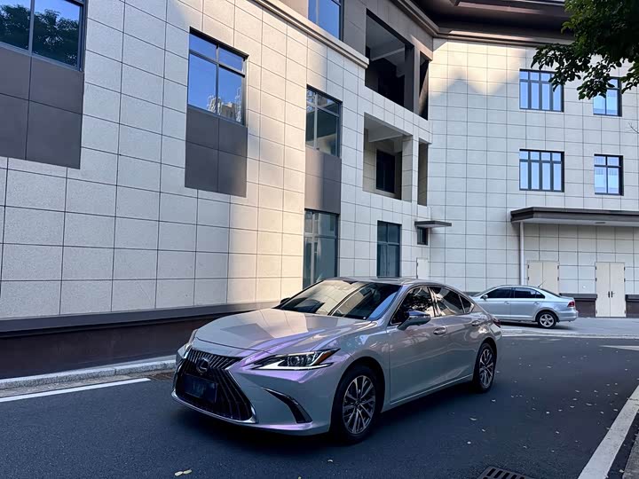 Фото 2 - Lexus ES