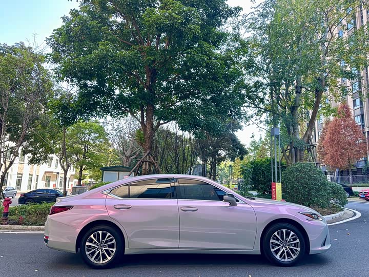 Фото 3 - Lexus ES