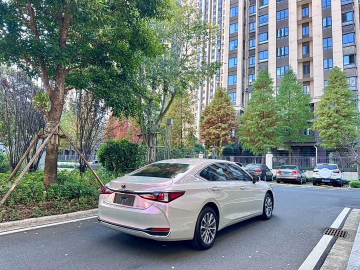 Фото 5 - Lexus ES