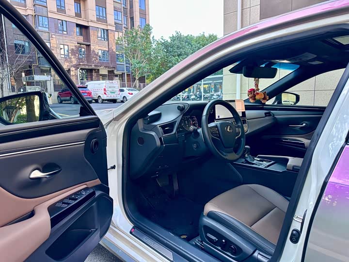 Фото 6 - Lexus ES