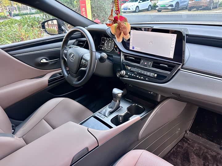 Фото 9 - Lexus ES