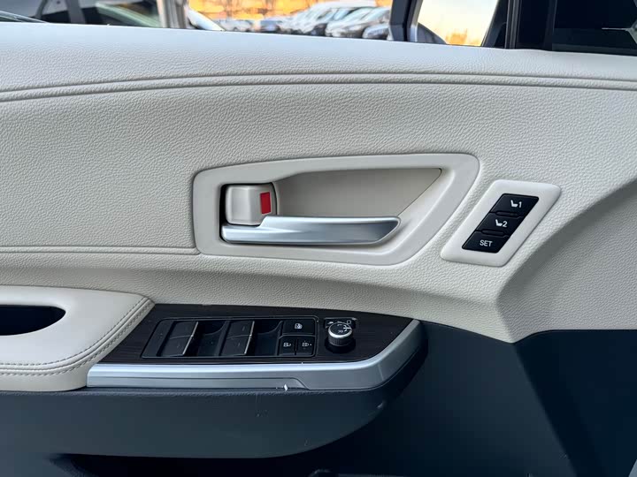 Фото 12 - Toyota Granvia