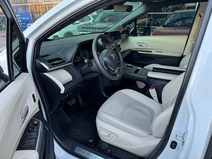 Фото 4 - Toyota Granvia