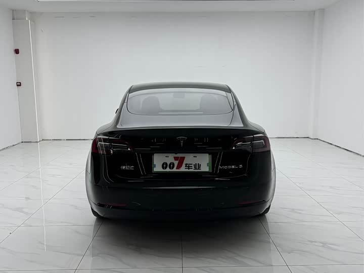 Фото 8 - Tesla Model 3