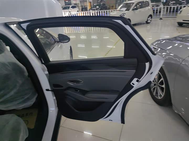 Фото 16 - BYD Qin L