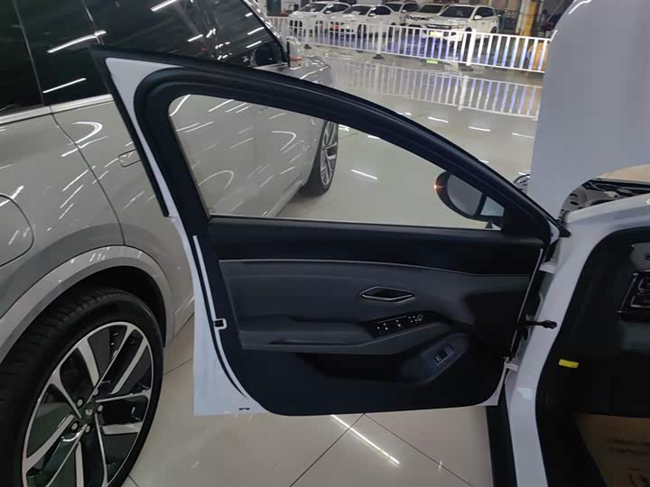 Фото 17 - BYD Qin L