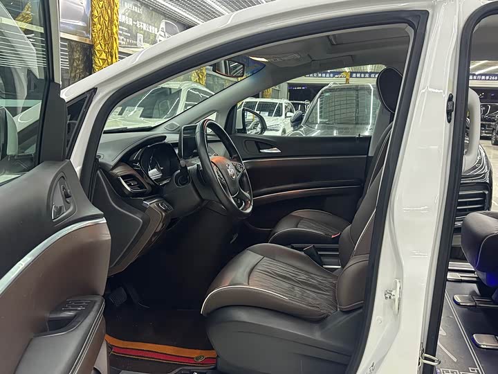 Фото 10 - Buick GL8 ES