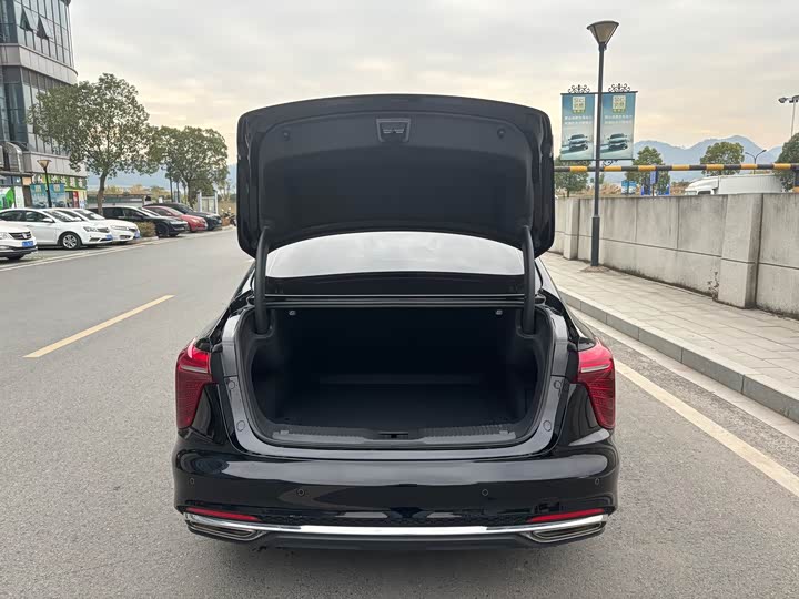 Фото 12 - Hongqi H5