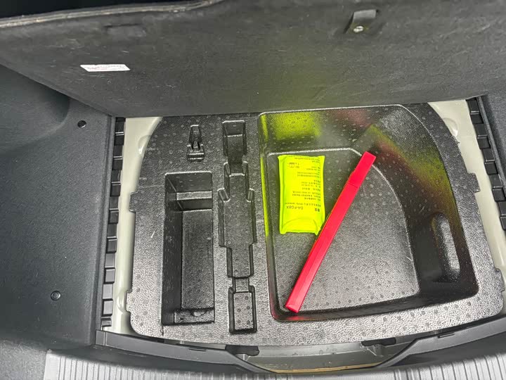 Фото 13 - Hongqi H5