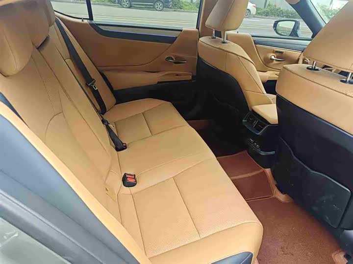 Фото 7 - Lexus ES