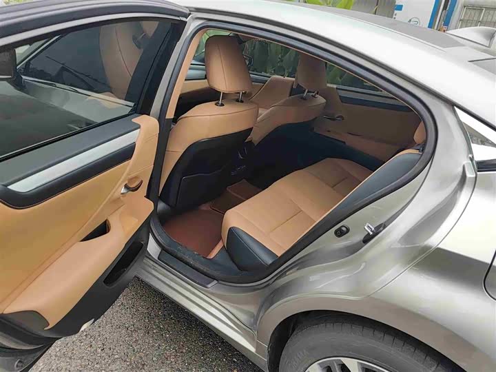 Фото 8 - Lexus ES