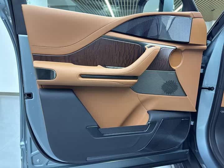 Фото 16 - BYD Yangwang U8