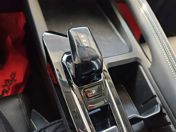 Фото 14 - Geely Coolray