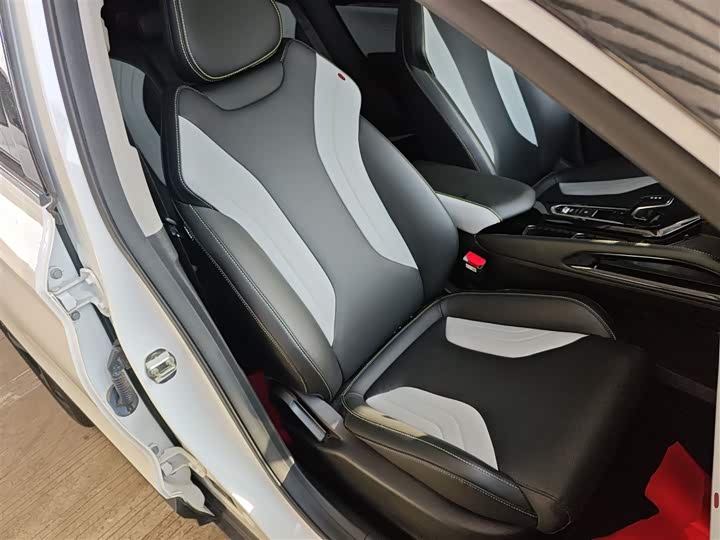 Фото 25 - Geely Coolray