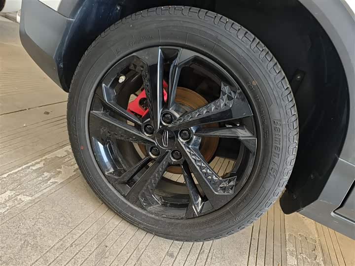 Фото 26 - Geely Coolray