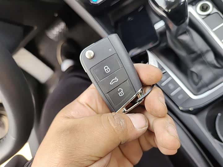 Фото 9 - Volkswagen Sagitar L