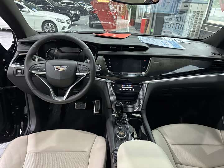 Фото 6 - Cadillac XT6