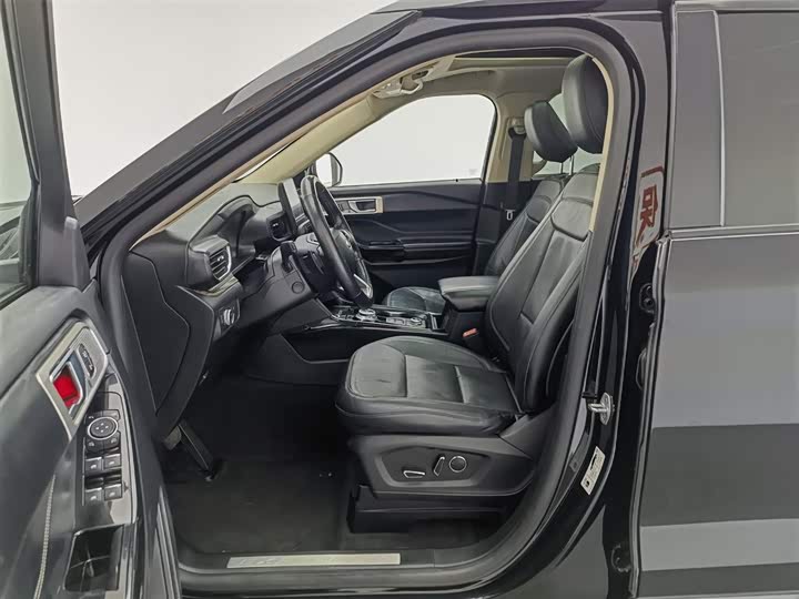 Фото 10 - Ford Explorer