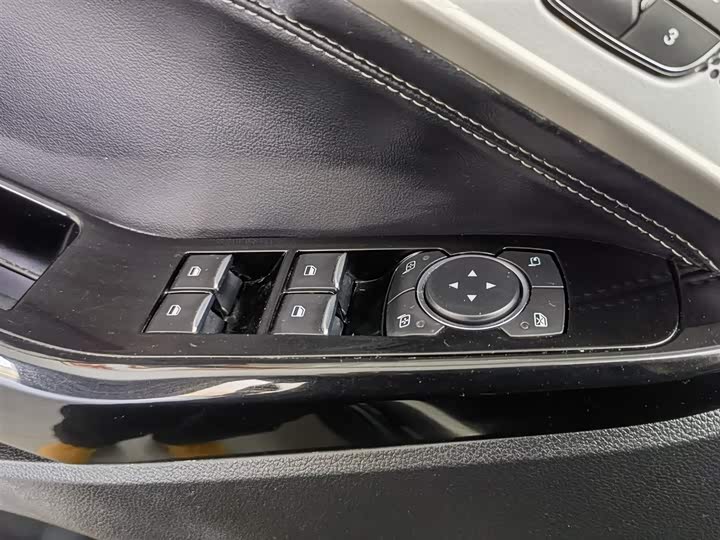 Фото 9 - Ford Explorer