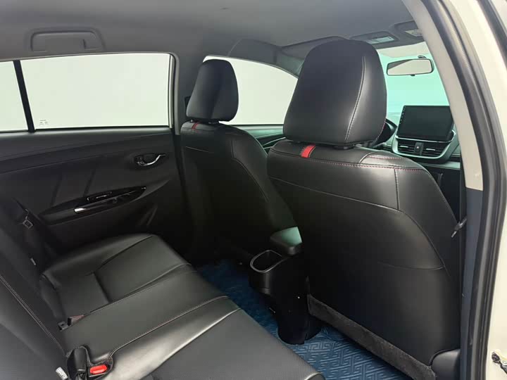 Фото 10 - Toyota Yaris L Hatchback