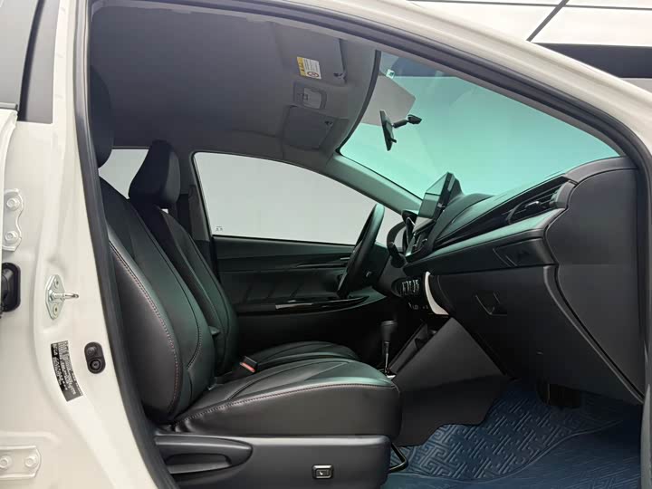 Фото 11 - Toyota Yaris L Hatchback