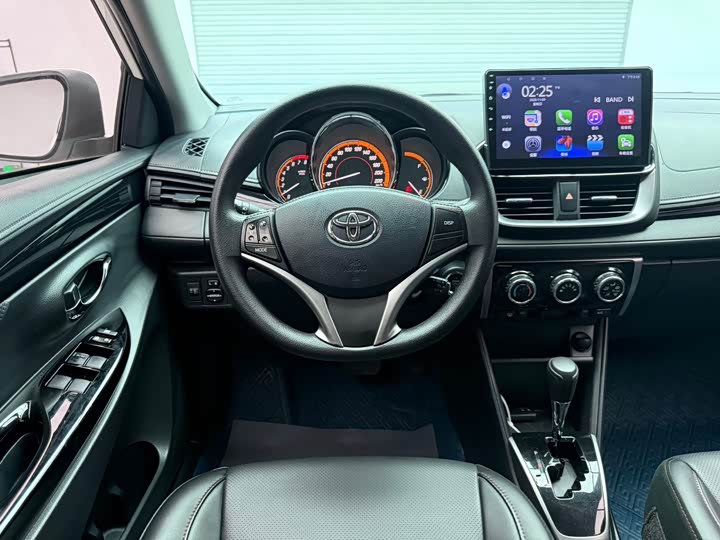 Фото 13 - Toyota Yaris L Hatchback