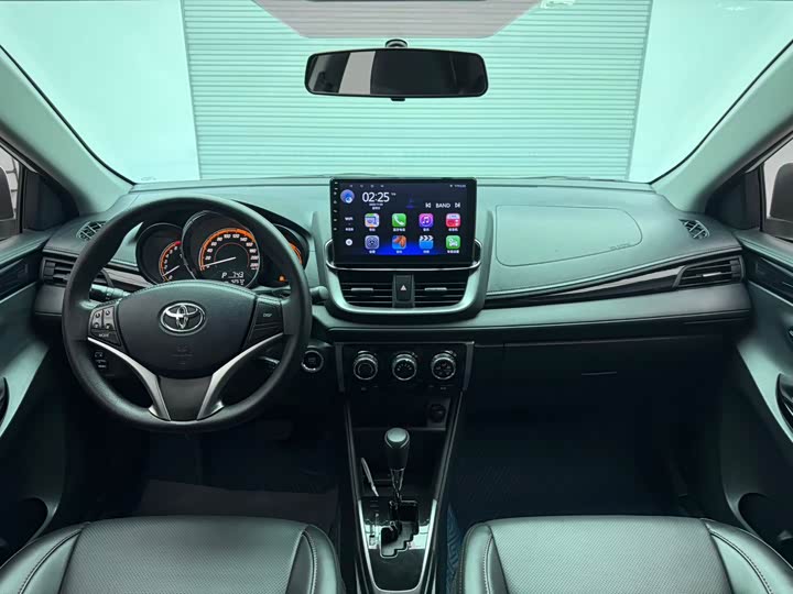 Фото 14 - Toyota Yaris L Hatchback