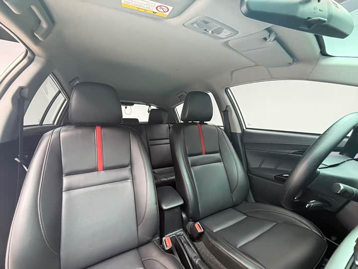 Фото 15 - Toyota Yaris L Hatchback