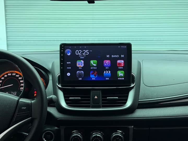 Фото 17 - Toyota Yaris L Hatchback