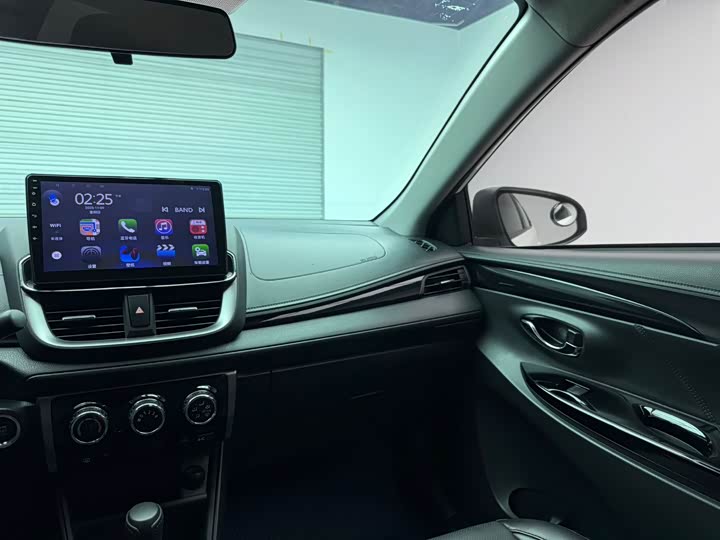 Фото 18 - Toyota Yaris L Hatchback