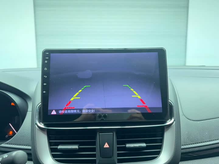 Фото 19 - Toyota Yaris L Hatchback