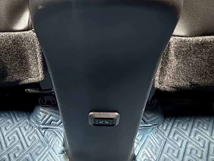 Фото 20 - Toyota Yaris L Hatchback