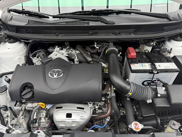 Фото 22 - Toyota Yaris L Hatchback