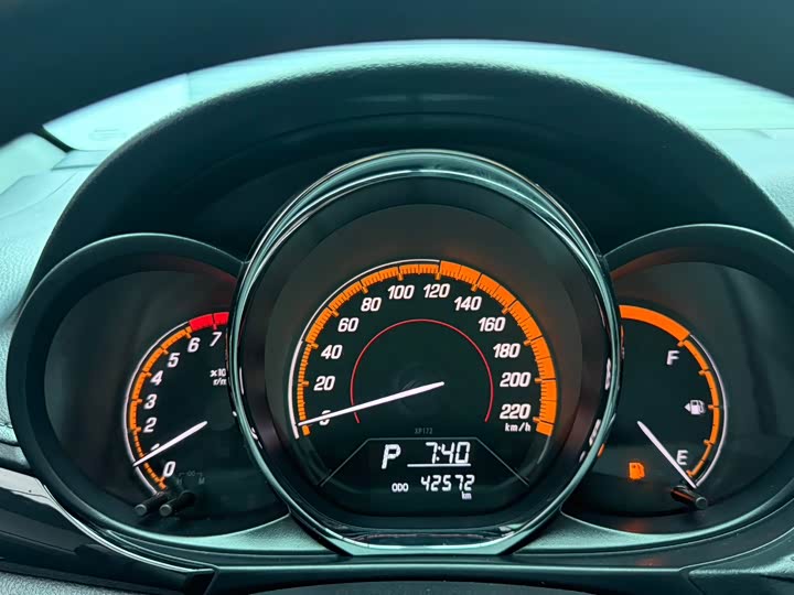 Фото 23 - Toyota Yaris L Hatchback