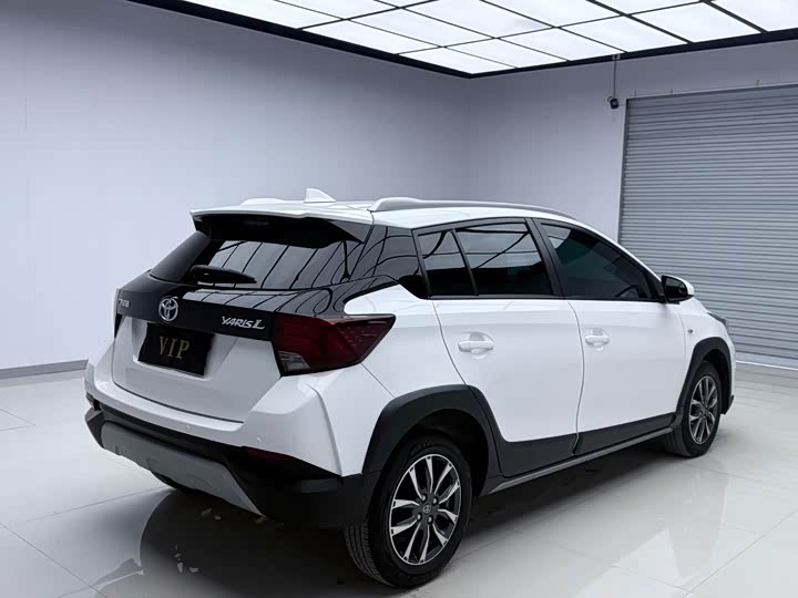 Фото 4 - Toyota Yaris L Hatchback