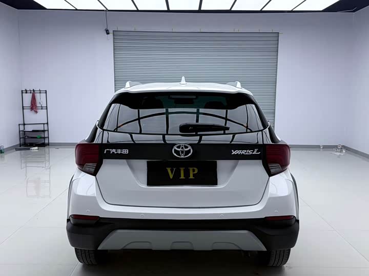 Фото 5 - Toyota Yaris L Hatchback