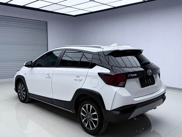 Фото 6 - Toyota Yaris L Hatchback