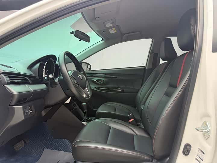 Фото 7 - Toyota Yaris L Hatchback