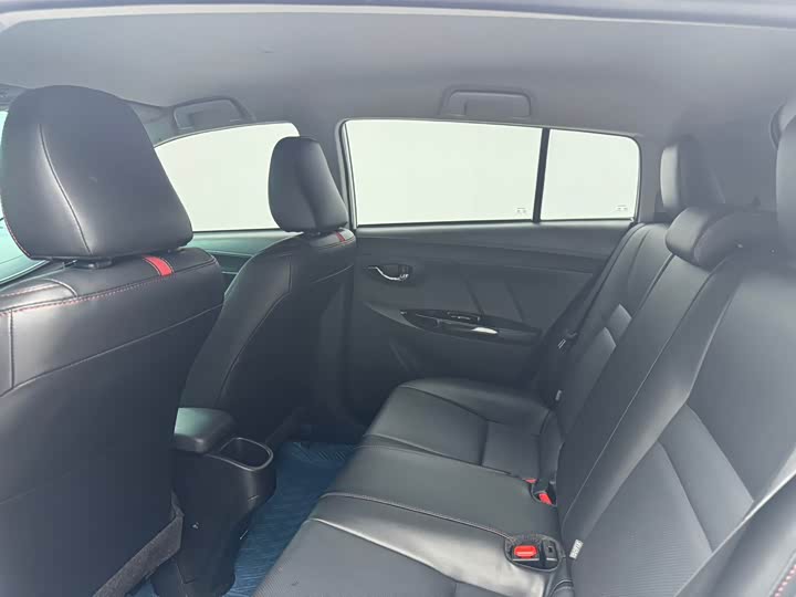 Фото 8 - Toyota Yaris L Hatchback