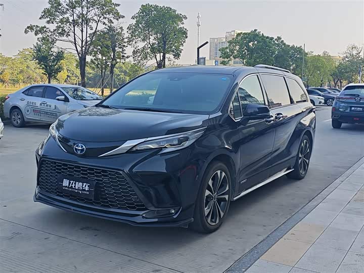 Фото 1 - Toyota Granvia