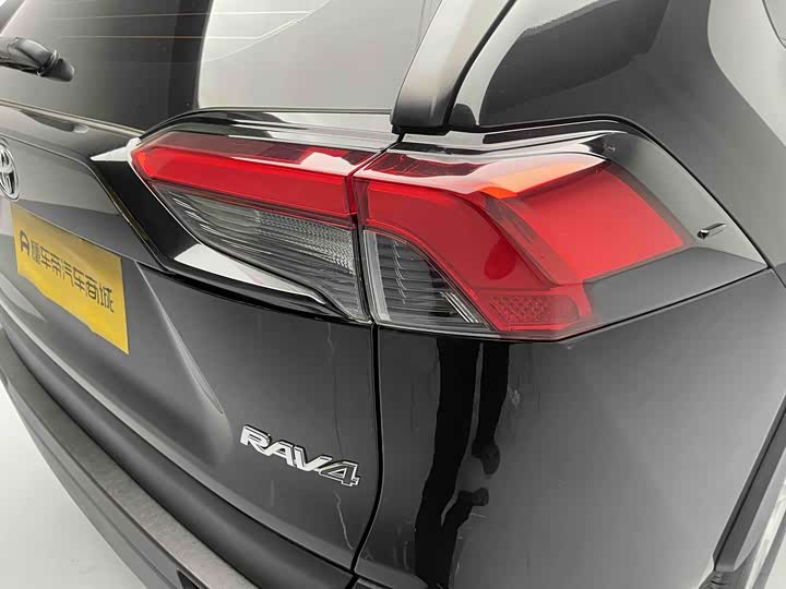 Фото 11 - Toyota RAV4