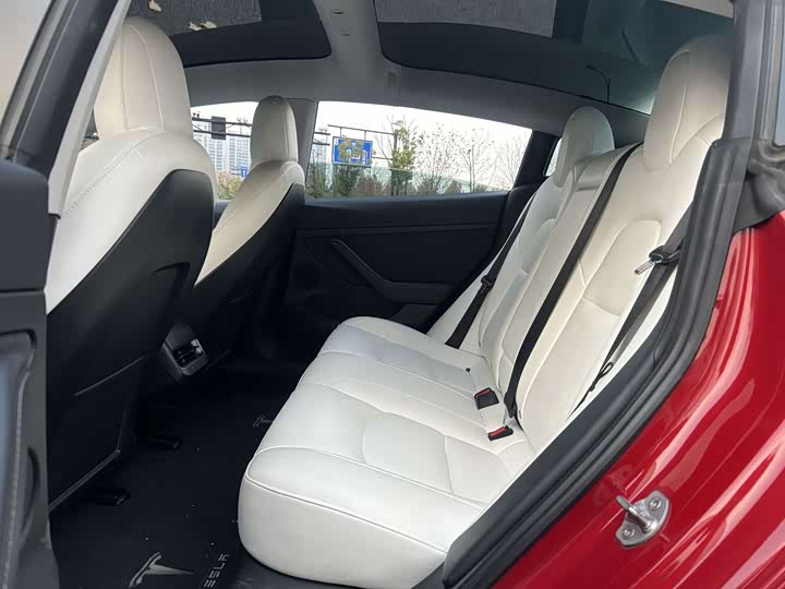 Фото 10 - Tesla Model 3